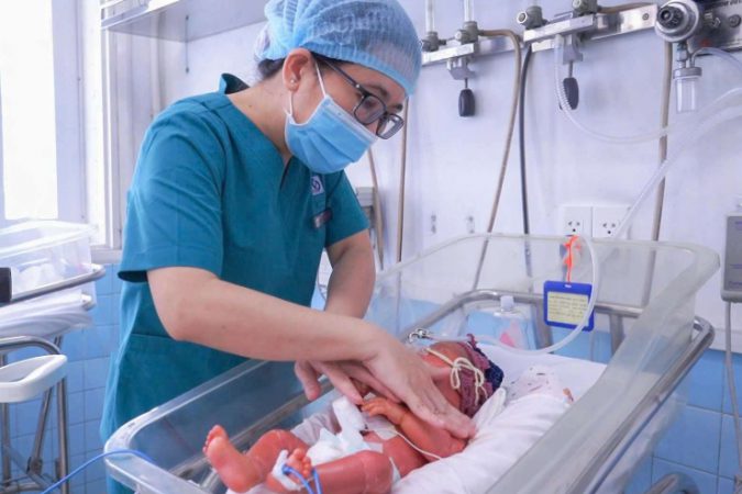 Bệnh hiếm gặp: Cứu sống bé sơ sinh mắc bệnh vảy cá hiếm gặp, bị lộn mi mắt