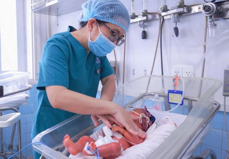 Bệnh hiếm gặp: Cứu sống bé sơ sinh mắc bệnh vảy cá hiếm gặp, bị lộn mi mắt