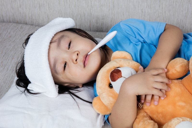 Người bệnh sốt cao — một trong các dấu hiệu sốt xuất huyết dễ nhầm với cảm cúm