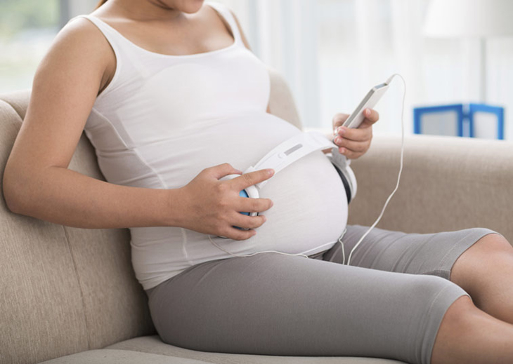 Mẹ cho thai nhi nghe nhạc nhẹ nhàng — lưu ý an toàn khi tận dụng thời điểm vàng để thai giáo