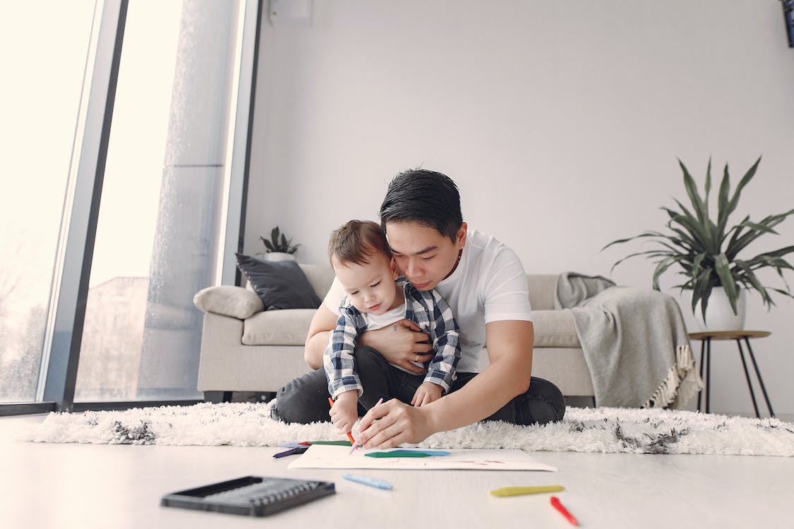 Bố mẹ mệt mỏi sau ngày làm việc — tìm hiểu vì sao bố mẹ không chơi cùng con