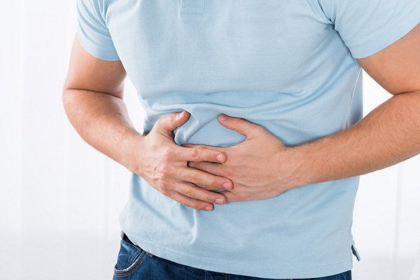 Rắc thêm muối vào thức ăn tại bàn — thói quen ăn nhiều muối hại dạ dày làm tăng nguy cơ ung thư