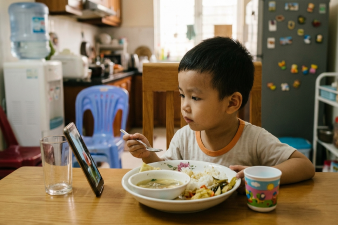 Cho Con Xem Màn Hình Bao Lâu Mỗi Ngày Để Không Hại Mắt, Hỏng Giấc Ngủ Và Chậm Nói?