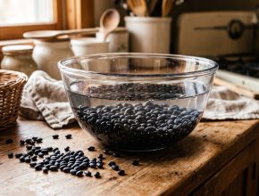Phân Tích Dinh Dưỡng Của Đậu Đen: Lý Do Xứng Danh “Vua Của Các Loại Đậu”