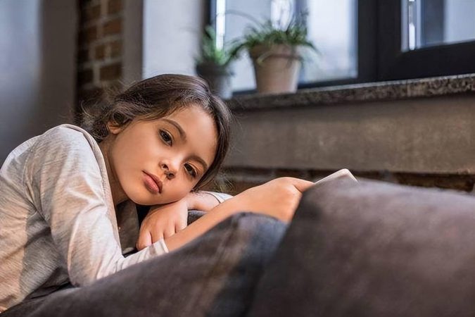 Trẻ thu mình, hay gắt gỏng: Tiếng kêu cứu vô thanh cha mẹ chớ xem nhẹ