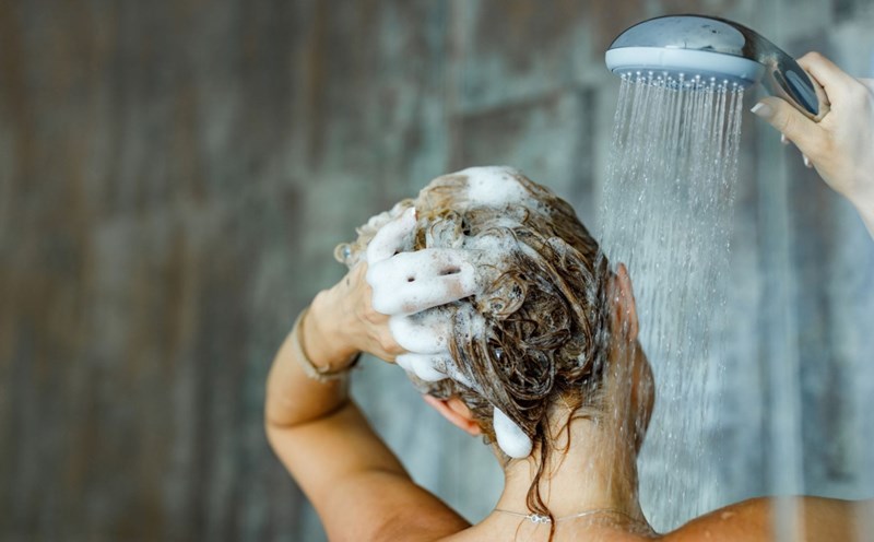 Bác sĩ cảnh báo: Thói quen tắm sau 22h dễ kích hoạt đột quỵ nguy hiểm