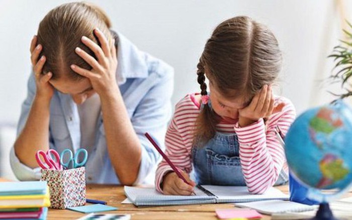Cha mẹ lùi lại để dạy con tự lập — chấp nhận sai lầm đầu đời của trẻ