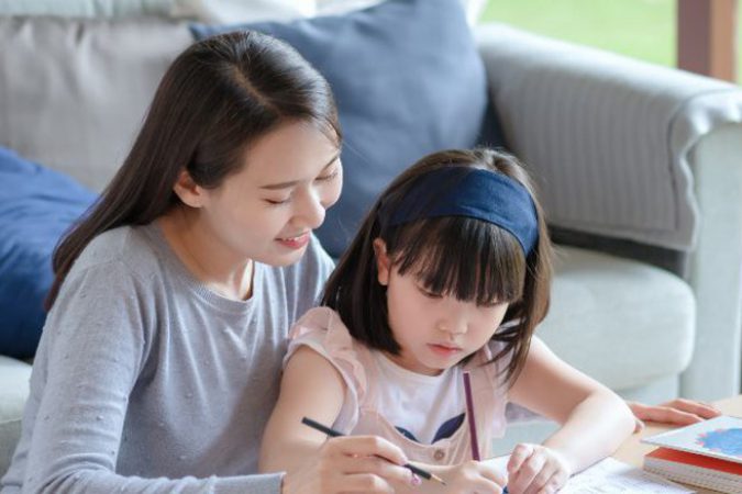 Đừng vội lấp đầy mọi khoảng trống: Khi tình yêu thương đủ đầy lại tước mất cơ hội lớn khôn của con