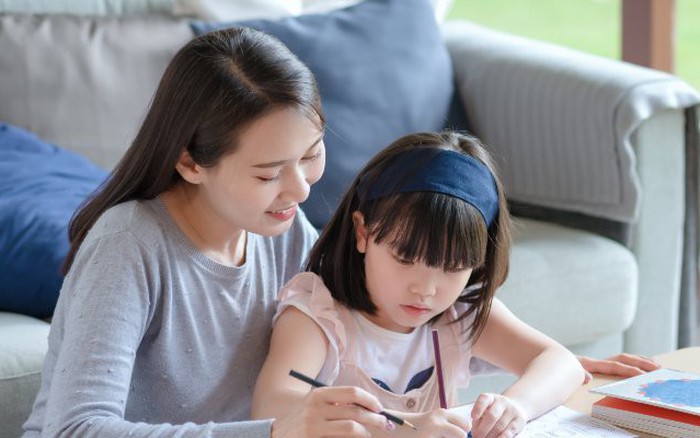 Đừng vội lấp đầy mọi khoảng trống: Khi tình yêu thương đủ đầy lại tước mất cơ hội lớn khôn của con