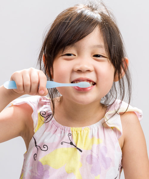 Chải răng nhẹ nhàng, đều khắp các mặt — kỹ thuật đánh răng đúng cách