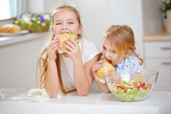 Chế độ ăn cân đối giúp trẻ tránh gánh nặng kép dinh dưỡng khi nuôi con giai đoạn vàng
