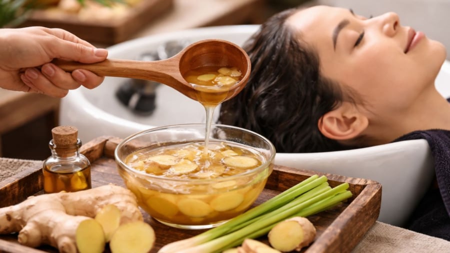 Nấu nước gừng tươi để gội đầu giúp tóc dày mượt, sạch gàu
