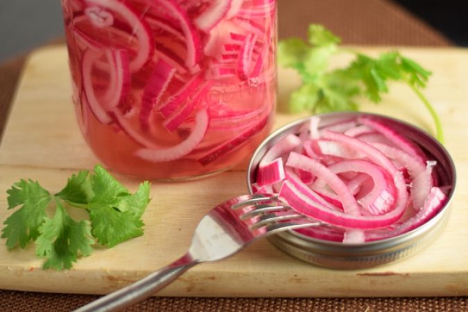 Ăn hành tây ngâm giấm đúng cách: Bí quyết hạ mỡ máu và kiểm soát đường huyết hiệu quả