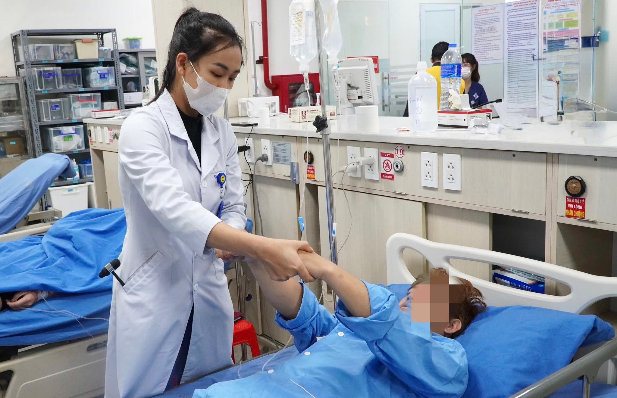 Nam thanh niên hít bóng cười — cảnh báo tác hại của bóng cười lên hệ thần kinh
