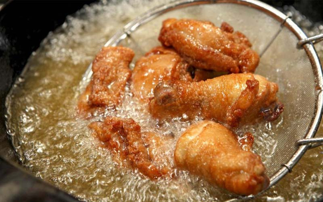 Đồ chiên rán ngập dầu mỡ — món ăn sáng gây đột quỵ cần hạn chế