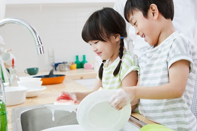 Dạy con tự lập: Hãy bắt đầu từ việc chấp nhận những sai lầm đầu đời của trẻ