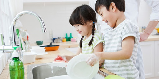 Trẻ tự đi học cùng bạn bè — dạy con tự lập theo từng độ tuổi