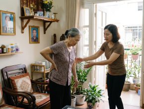 Loãng xương ở người cao tuổi: Dấu hiệu và cách phòng ngừa