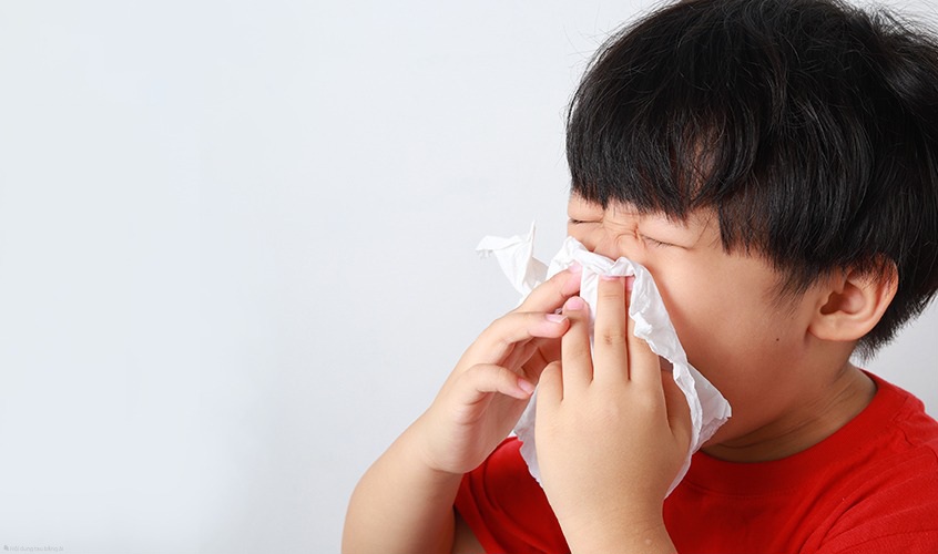 Người bệnh hắt hơi, ngứa mũi — dấu hiệu viêm mũi dị ứng điển hình
